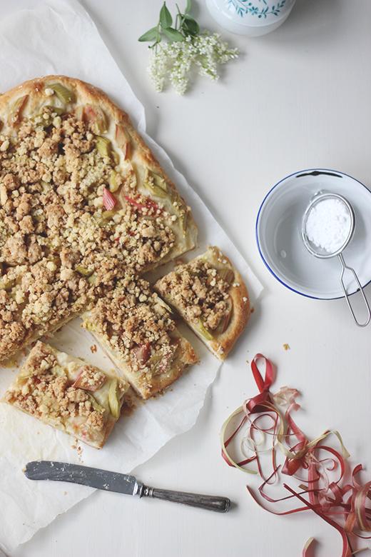 Rezeptbild: Rhabarber-Buttermilch-Kuchen mit Streuseln vom Blech