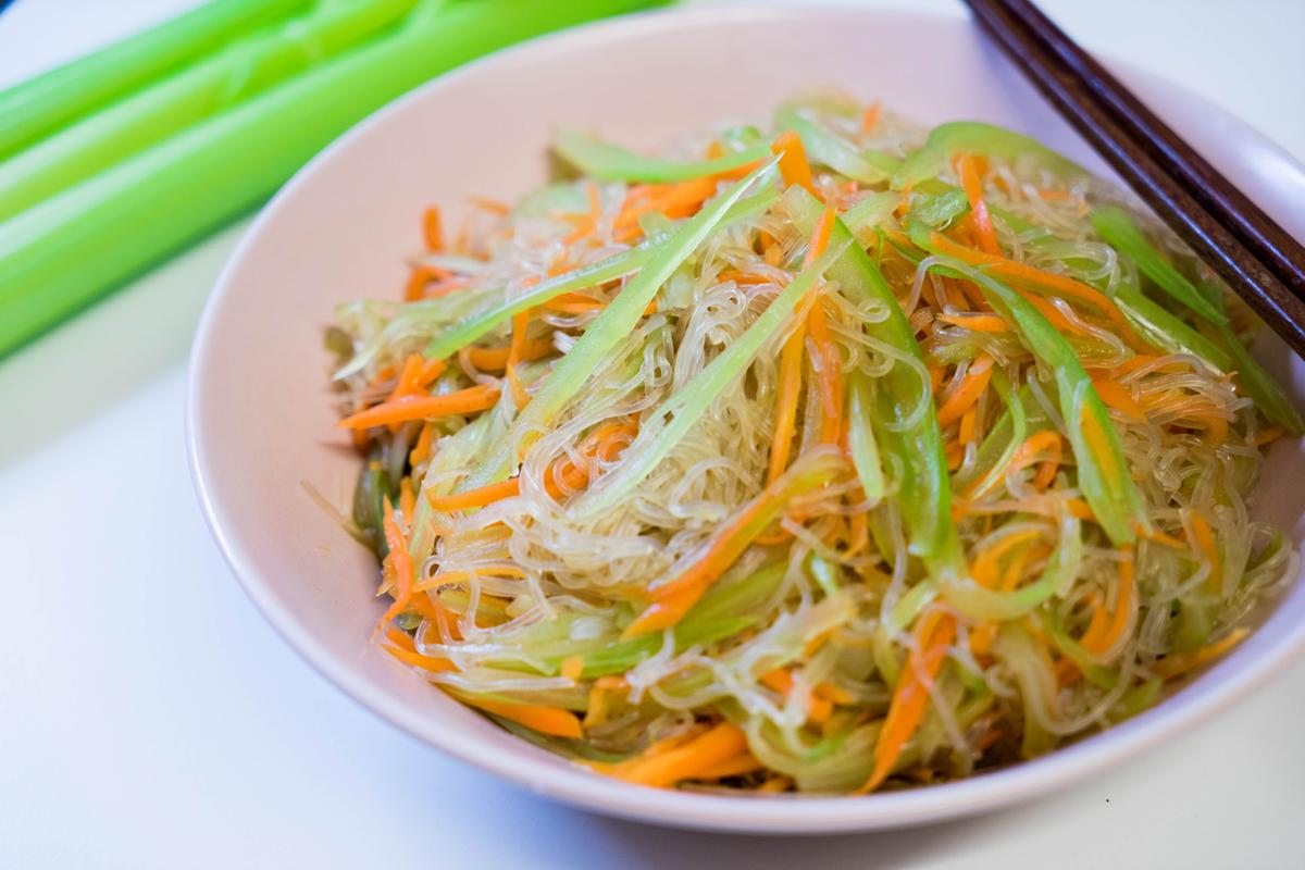 Rezeptbild: 糖醋拌三丝 (tángcù bàn sānsī) – süß-sauer Salat mit dreierlei Streifen (Sellerie, Karotte und Glasnudeln)
