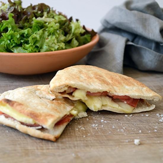 Rezeptbild: Pita mit Serrano und Camembert