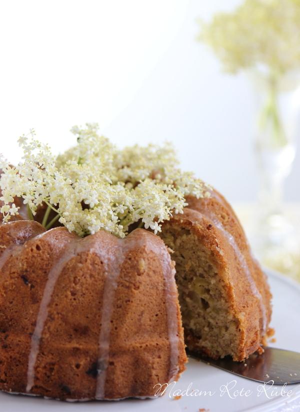 Rezeptbild: Rhabarber-Bundkuchen mit Holunderblütensirup