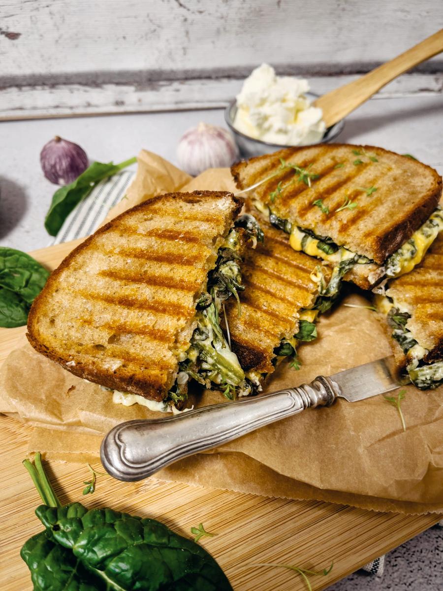 Rezeptbild: Grilled Cheese Sandwich mit cremiger Spinatfüllung