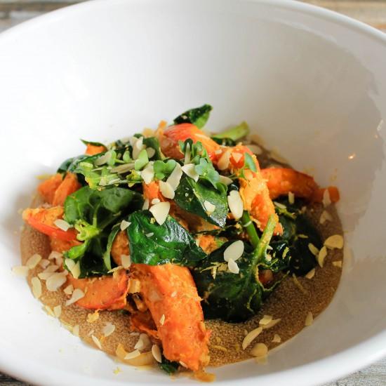 Rezeptbild: Lauwarmer Kürbis Spinat Salat auf cremigem Amaranth