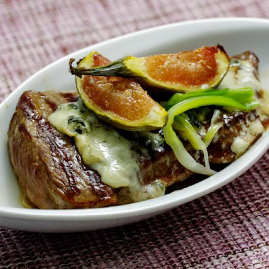 Rezeptbild: Rindersteak mit Roquefort und Feigen