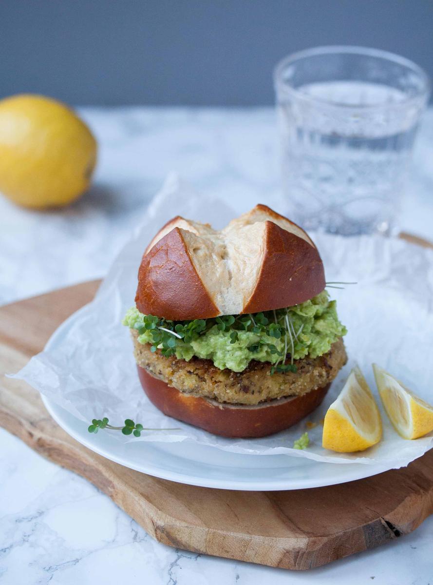 Rezeptbild: Veganer "Fisch"-Burger mit Zitronen-Guacamole