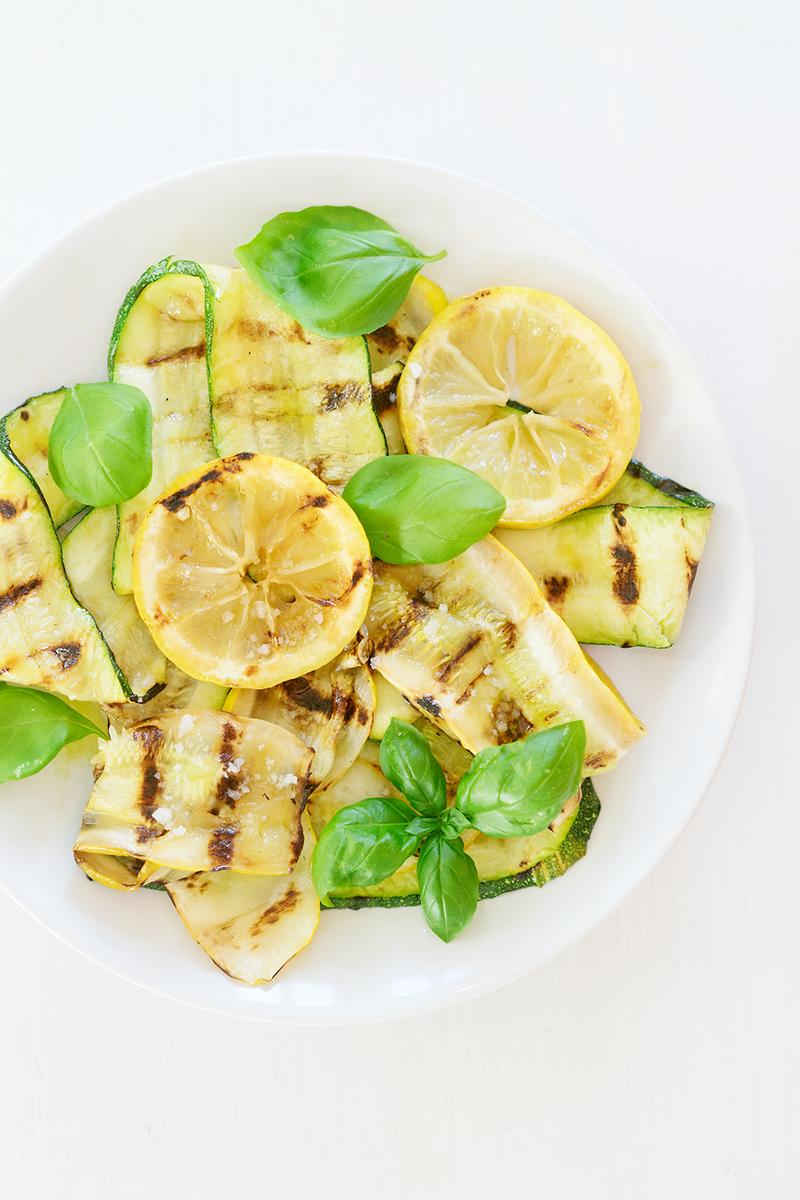 Rezeptbild: Antipasti: Gegrillte Zucchini mit Zitrone und Basilikum