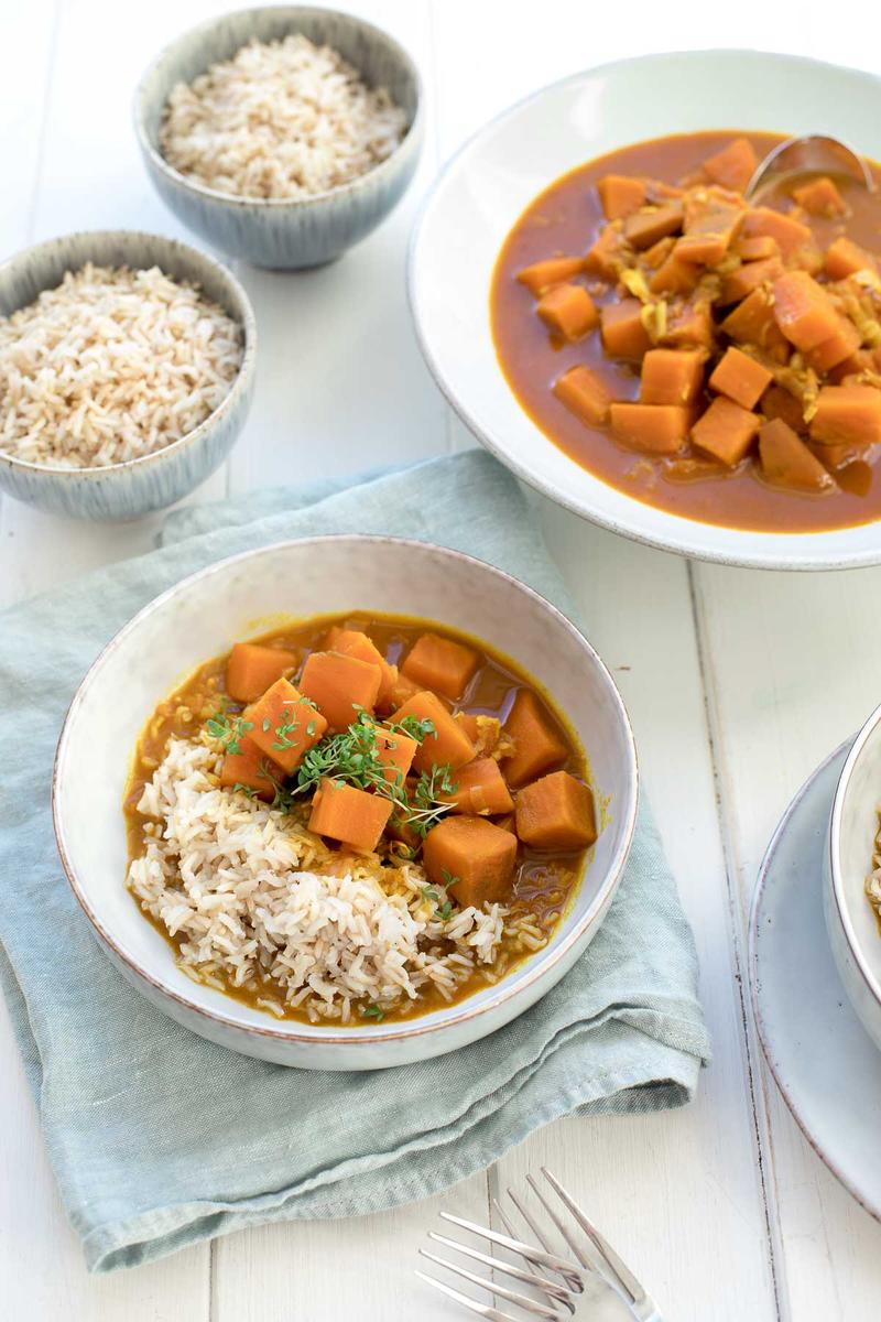Rezeptbild: Rotes Curry mit Süßkartoffeln, Kokosmilch, Kurkuma & Limetten