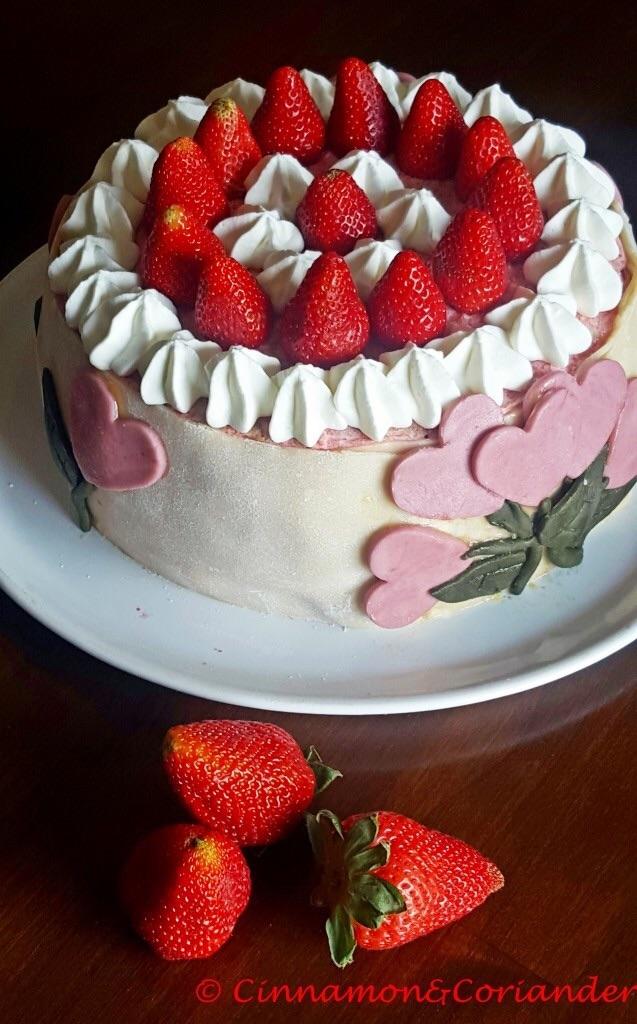 Rezeptbild: Rosen Erdbeer Mousse Torte mit Marzipan