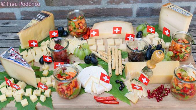 Rezeptbild: Käseplatte mit Jostabeeren-Chutney, Paprika-Marmelade und Sommersalat