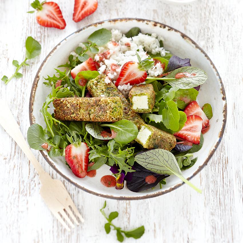 Rezeptbild: Bärlauch Feta Sticks an Erdbeer-Wildkräutersalat