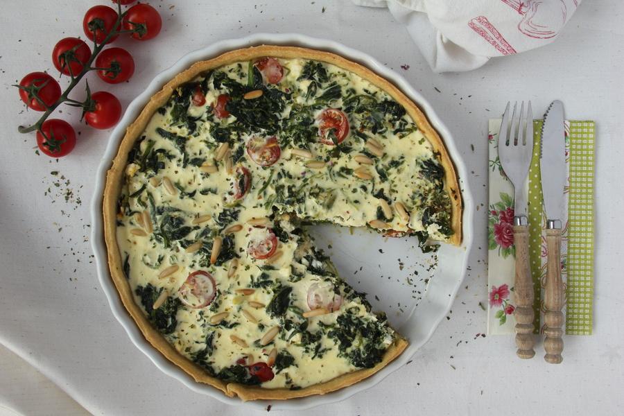 Rezeptbild: Spinat-Quiche mit Feta und Tomaten