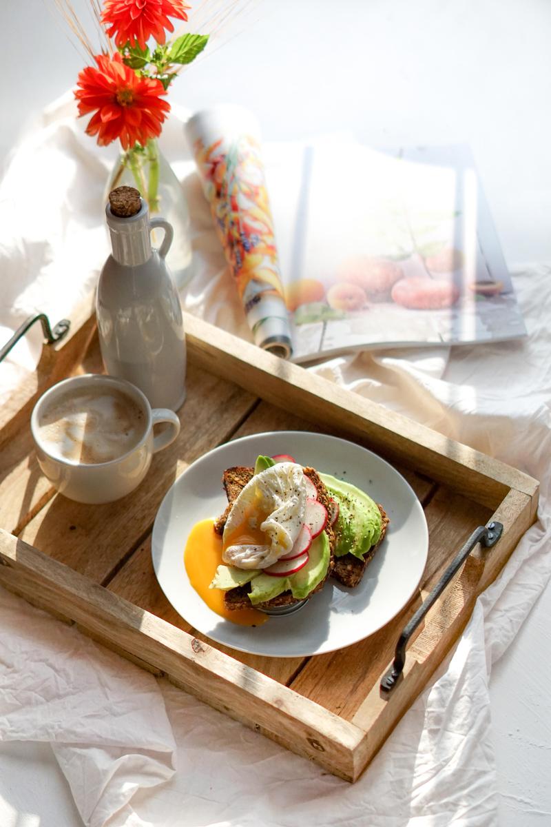 Rezeptbild: Brot mit Avocado und pochiertem Ei – das perfekte Frühstück
