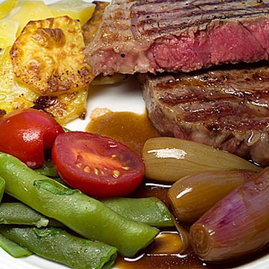 Rezeptbild: Gegrillte Rindersteaks mit Balsamico-Schalotten, Kartoffelgratin und Bohnengemüse