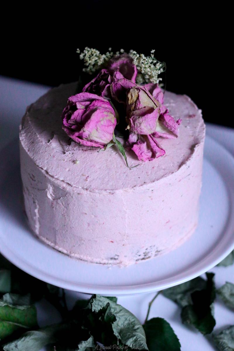 Rezeptbild: Blaumohnkuchen mit Erdbeer-Holunder und Rosencreme