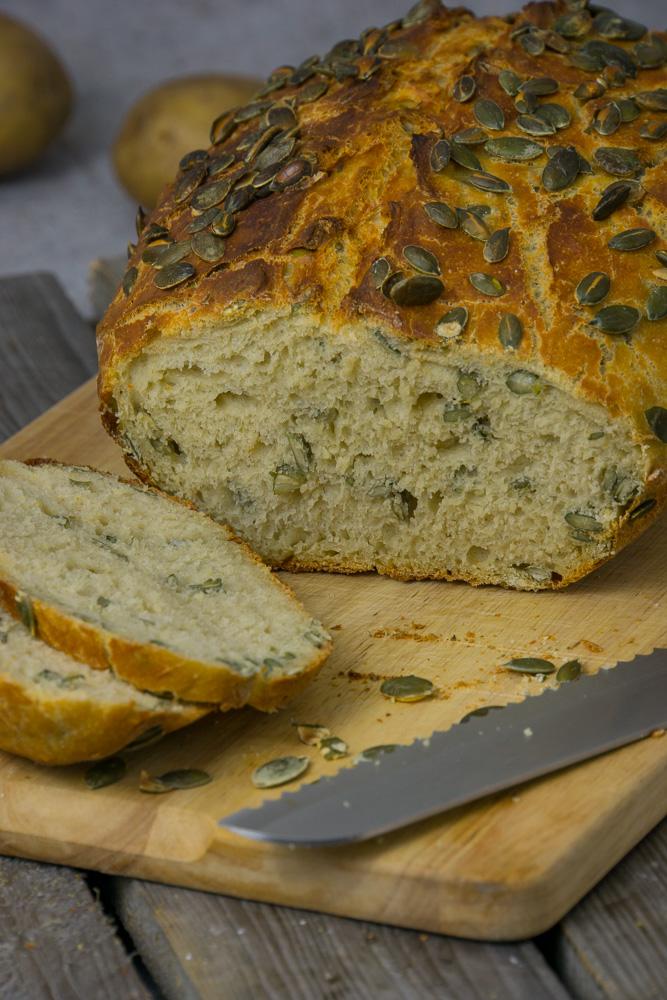 Rezeptbild: Kartoffelbrot mit Kürbiskernen