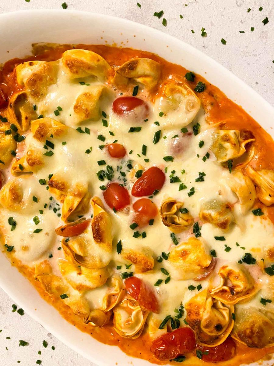 Rezeptbild: Tortellini Auflauf mit Tomate und Mozzarella