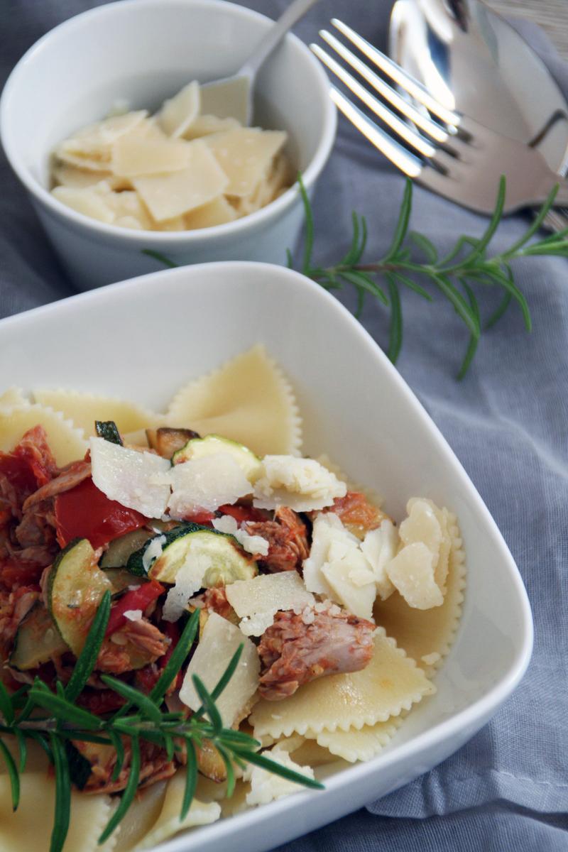 Rezeptbild: Sommerpasta mit Tomaten, Zucchini und Thunfisch