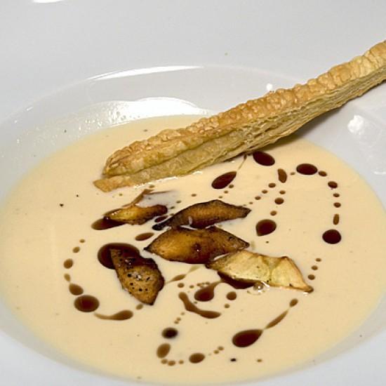 Rezeptbild: Pastinakencrèmesuppe mit Knusperchips und Blätterteigsticks