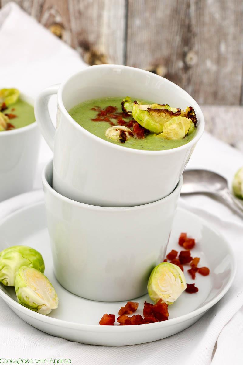 Rezeptbild: Rosenkohlsuppe mit krossen Speckwürfeln