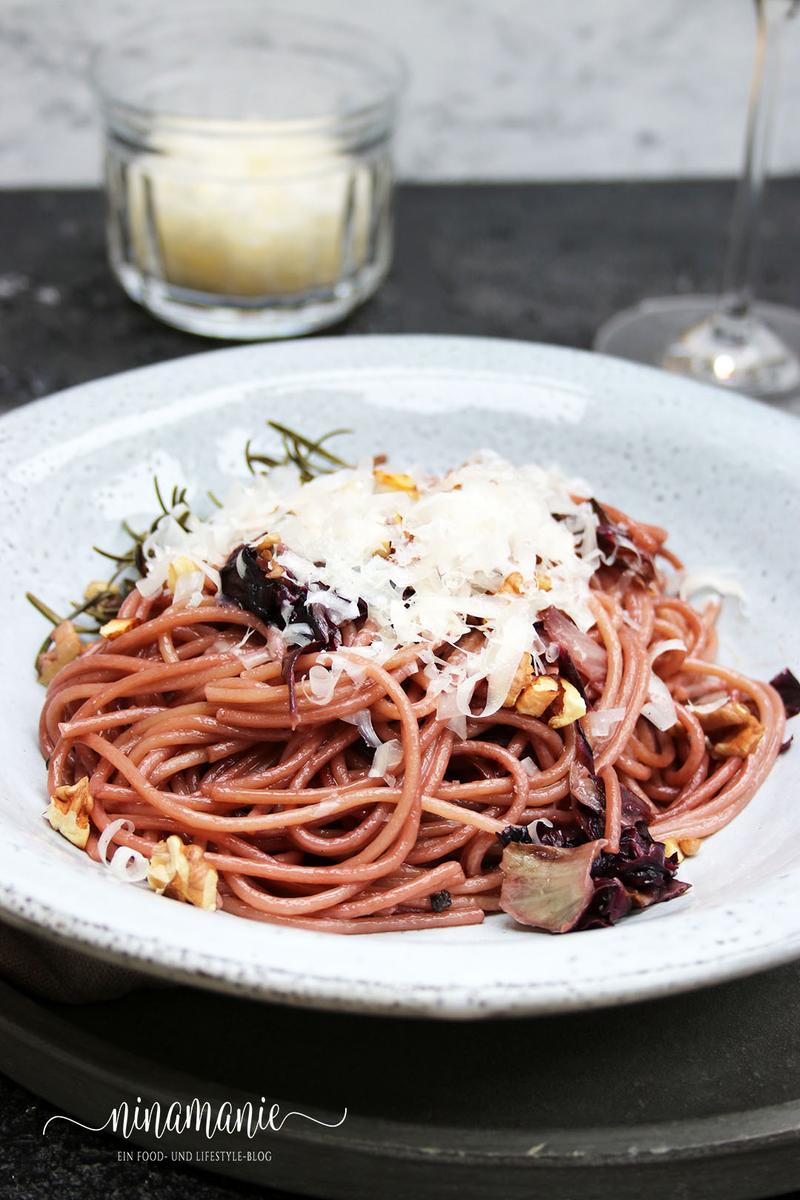 Rezeptbild: Rotwein-Spaghetti mit Radicchio und viel Parmesan