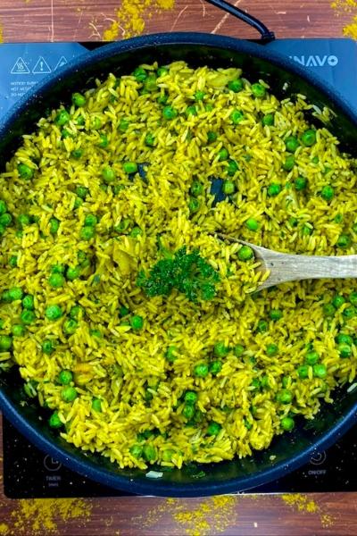 Rezeptbild: Curry-Reispfanne mit Erbsen