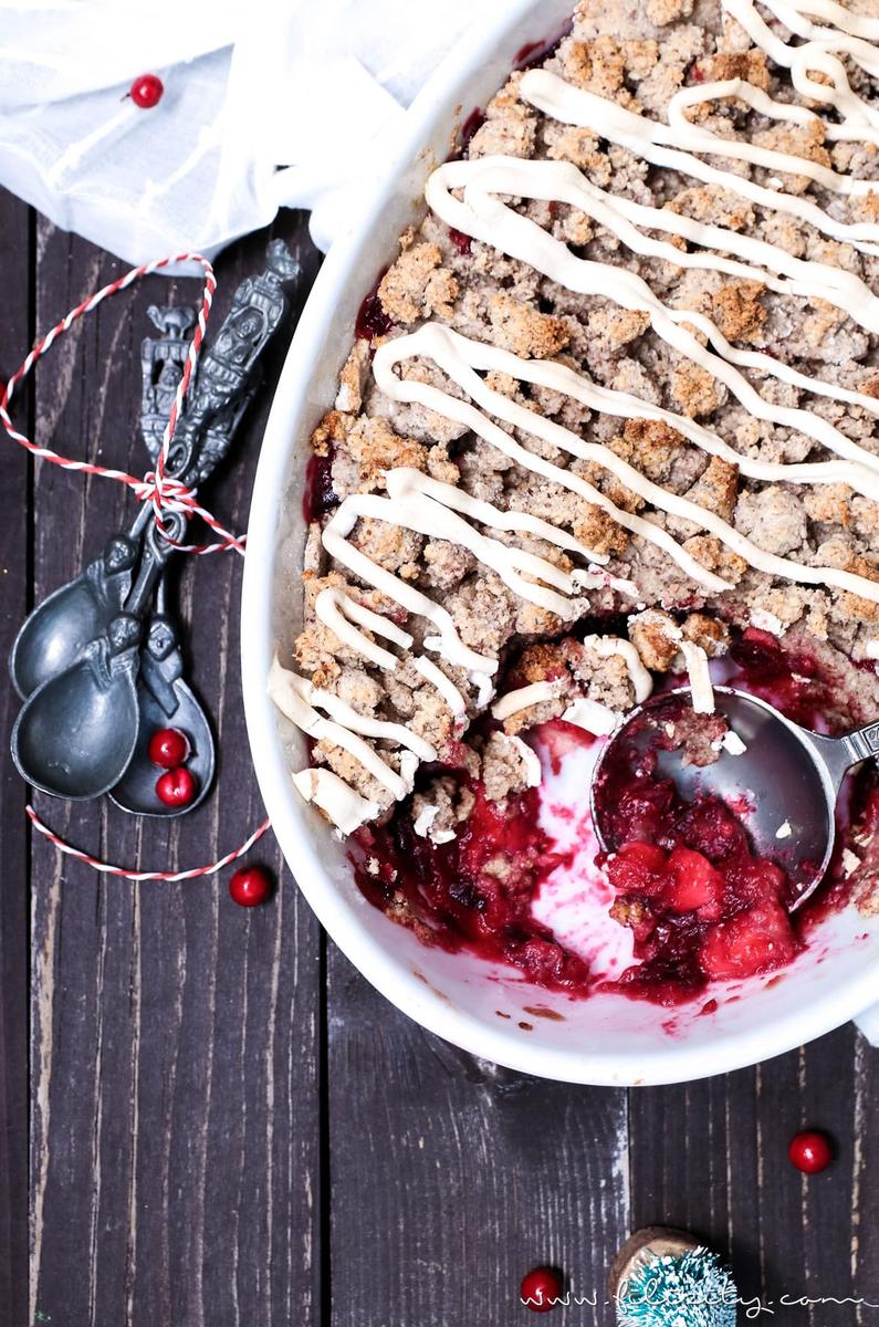 Rezeptbild: Weihnachts-Crumble mit Cranberries und Zimtsterne-Streuseln