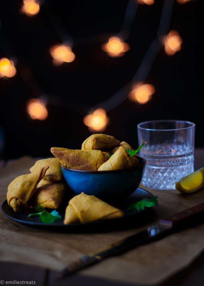 Rezeptbild: Glutenfreie Samosas mit Kichererbsenmehl und orientalischer Füllung