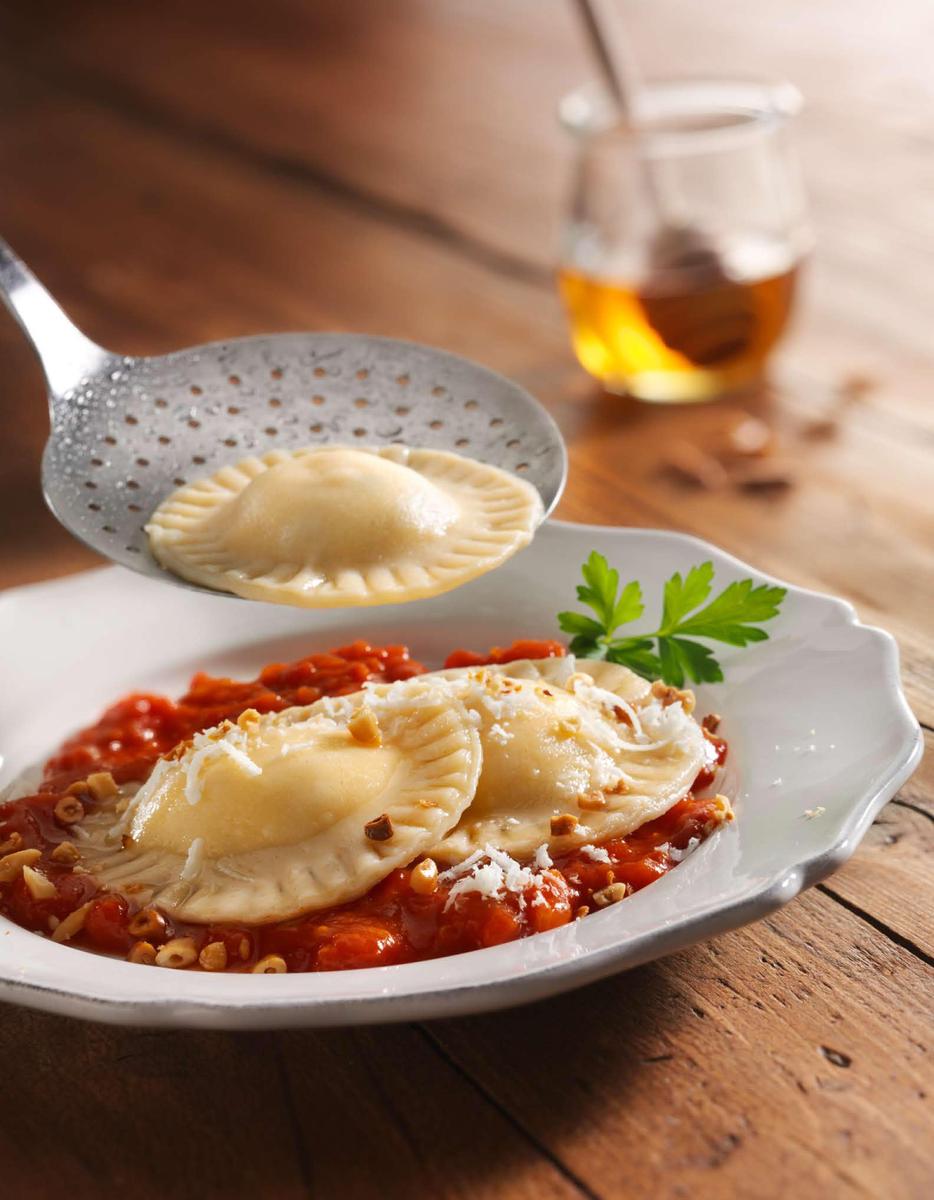 Rezeptbild: Ravioli mit Ziegenfrischkäse und Lavendelhonig auf Tomatensauce