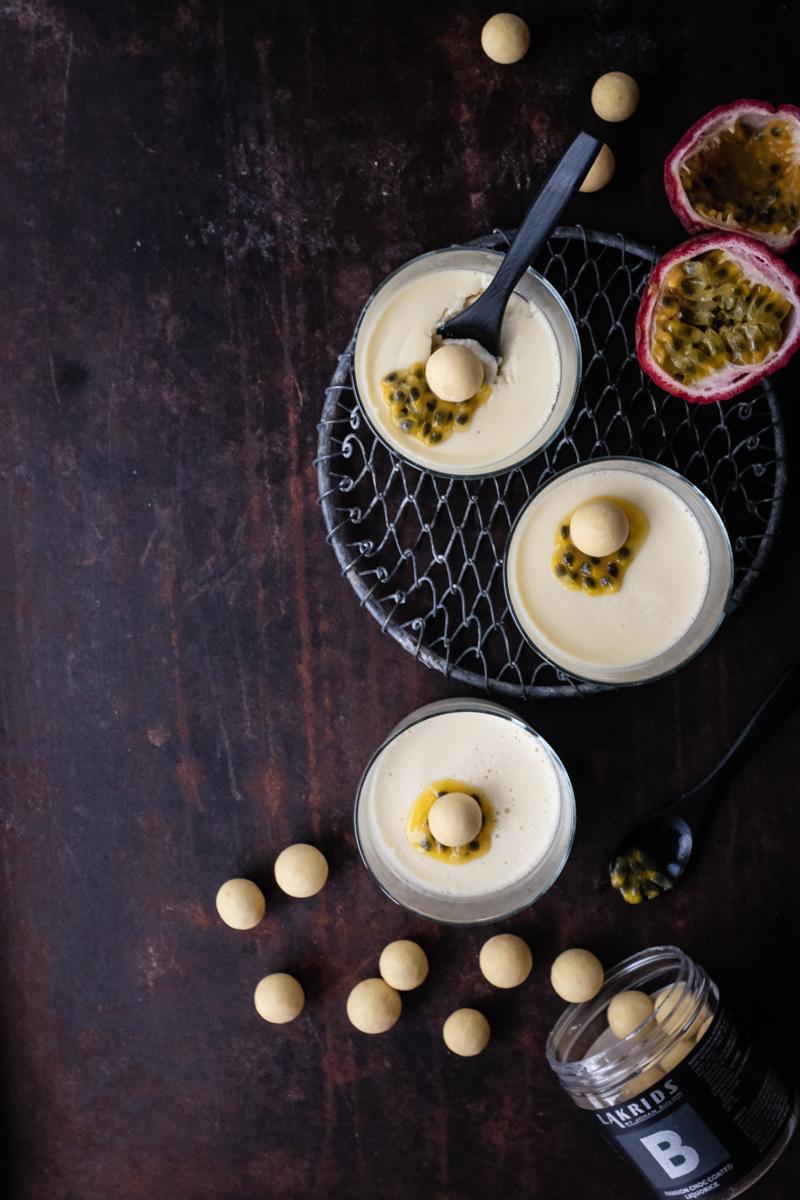 Rezeptbild: LAKRIDS PANNA COTTA MIT WEISSER SCHOKOLADE UND PASSIONSFRUCHT