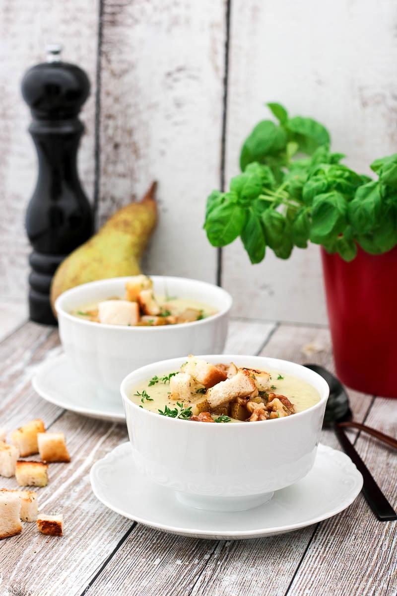 Rezeptbild: Blumenkohlsuppe mit Birne und Walnüssen