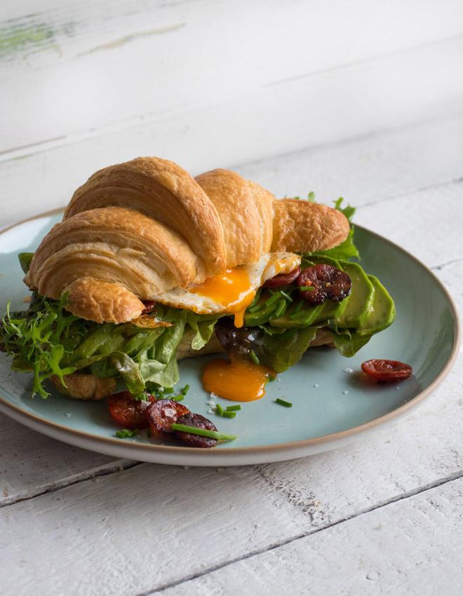 Rezeptbild: Croissant Sandwich mit Chorizo, Ei und Avocado