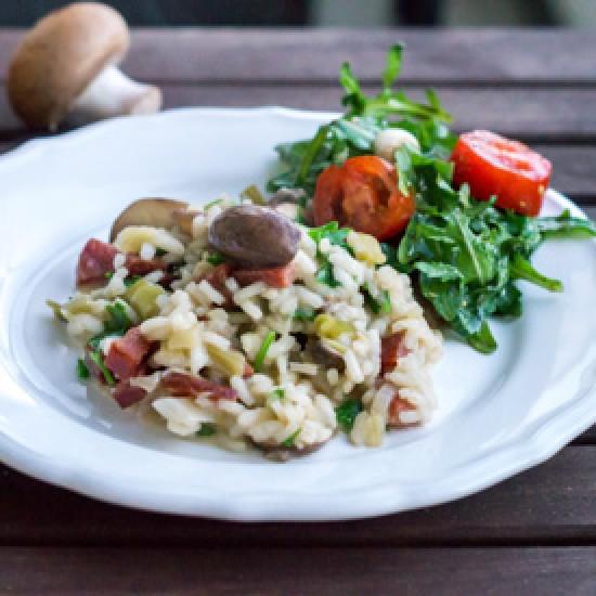 Rezeptbild: Pilzrisotto mit Salamiwürfeln