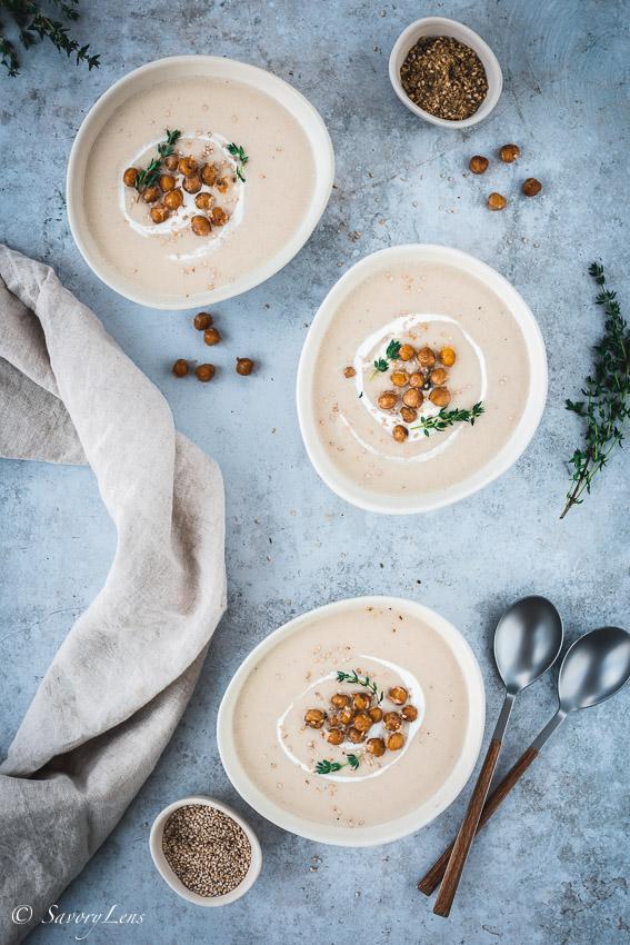 Rezeptbild: Geröstete Blumenkohlsuppe mit Kichererbsen und Dukkah