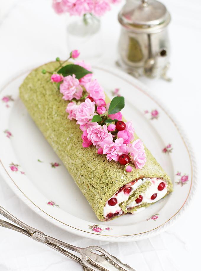 Rezeptbild: Matcha Bisquitrolle mit Johannisbeeren