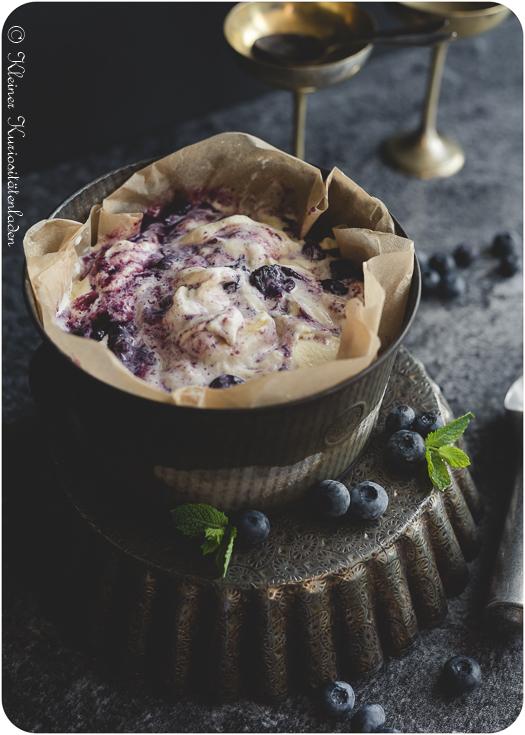 Rezeptbild: Ricotta-Eis mit Blaubeerswirl