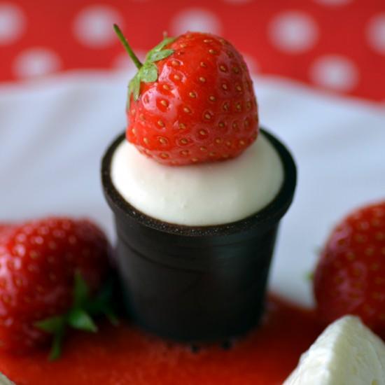 Rezeptbild: Dickmilchmousse mit Erdbeeren