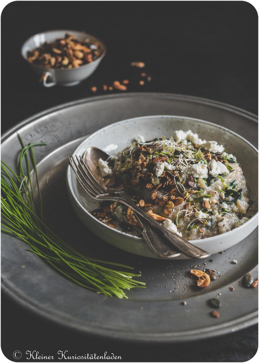 Rezeptbild: Herzhaftes Porridge mit Mangold und Granolatopping