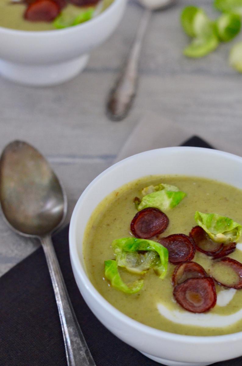 Rezeptbild: Rosenkohlsuppe mit Kabanossi-Chips