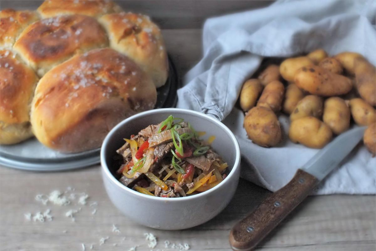 Rezeptbild: Rindfleischsalat mit Kartoffel-Meerrettichbrot