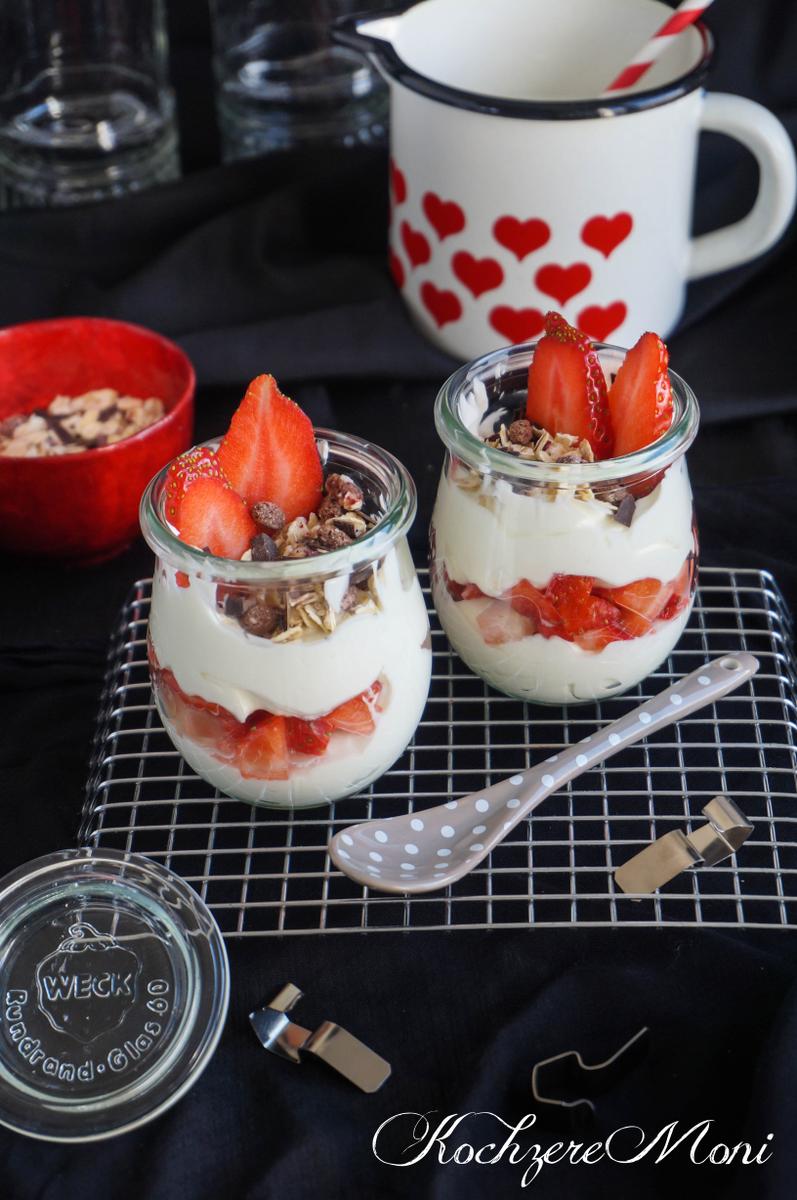 Rezeptbild: Frühstücksglück mit Vanille-Erdbeeren, Schokomüsli und Quark