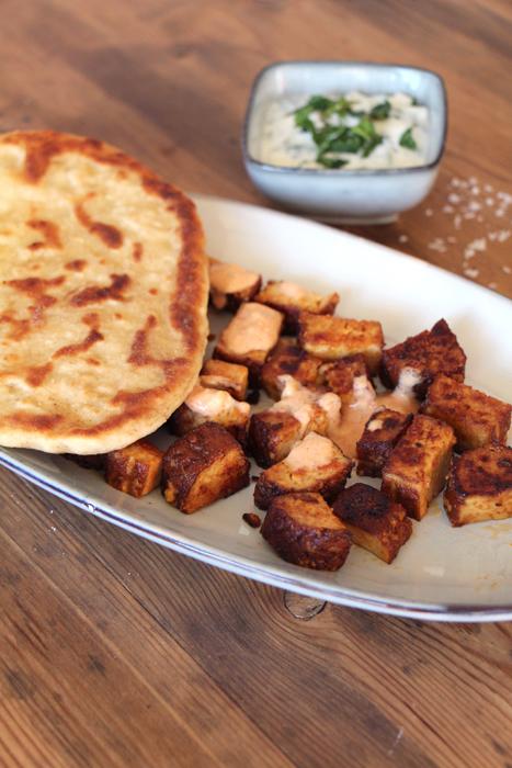 Rezeptbild: Tofu-Spieße mit Naan und Joghurt-Dip