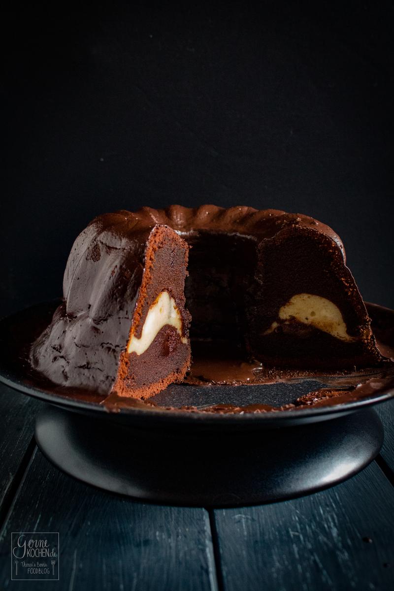 Rezeptbild: Schoko-Guglhupf mit Cheesecake-Füllung