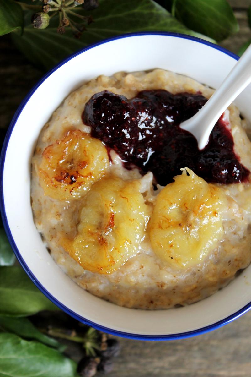 Rezeptbild: Bananen-Hafer-Porridge mit Blaubeerpüree