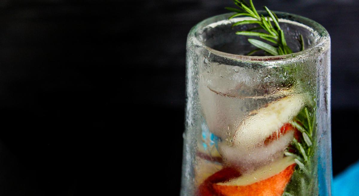 Rezeptbild: Infused Water mit Pfirsich und Rosmarin