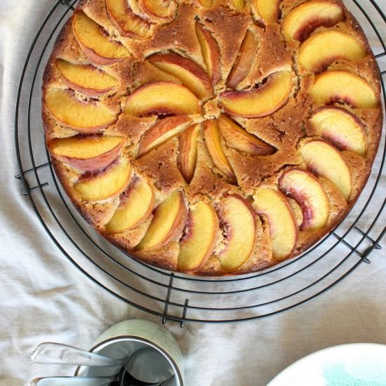 Rezeptbild: Polentakuchen mit frischen Pfirsichen