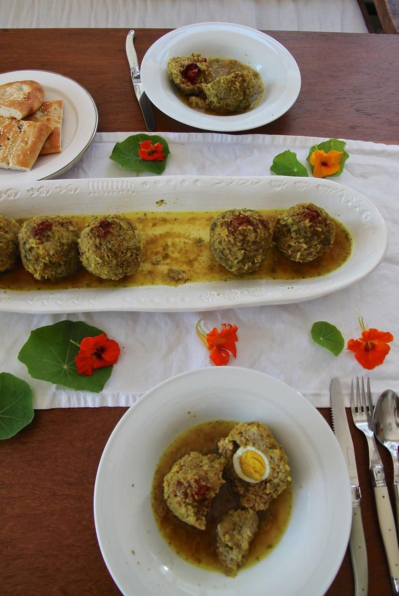 Rezeptbild: Koofteh Tabrizi - mit Berberitzen und Mirabellen gefüllte Reis-Hackfleisch-Klöße 