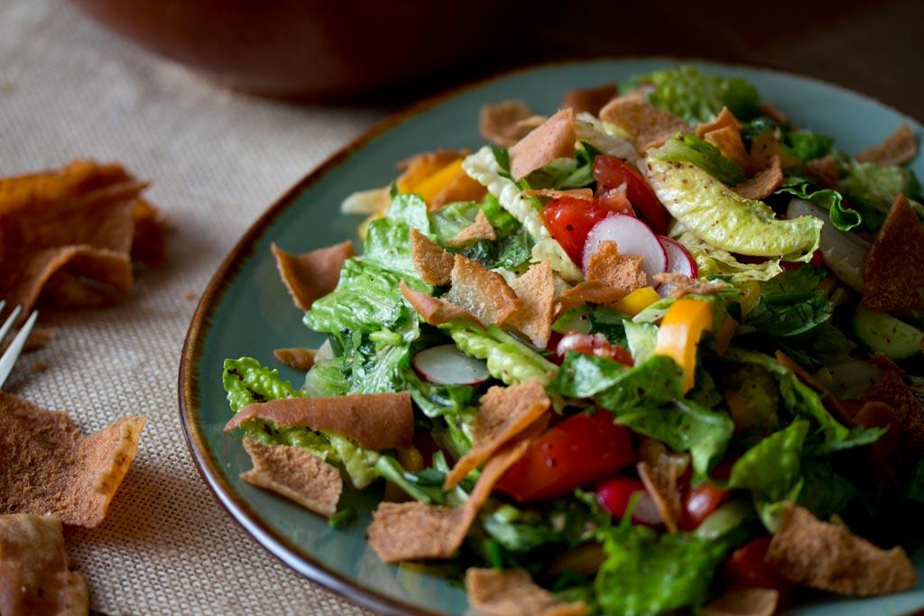 Rezeptbild: Fattoush: Bunter Salat mit frittiertem Fladenbrot