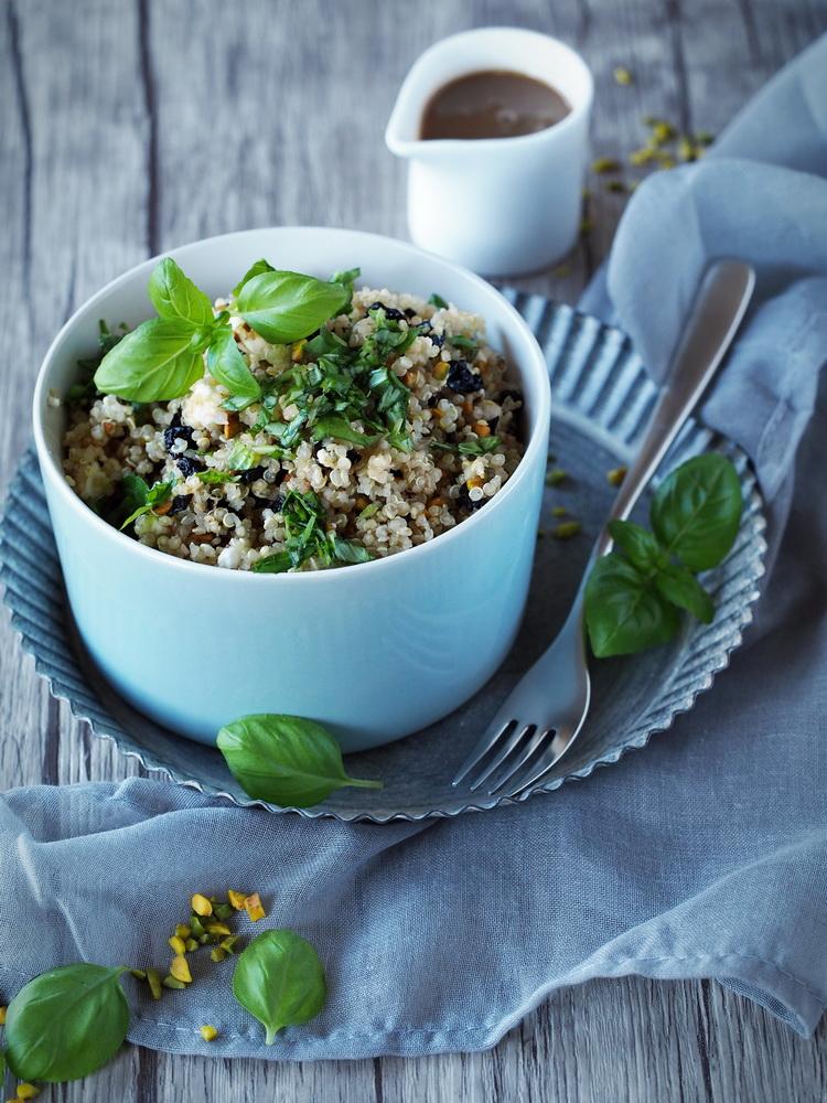 Rezeptbild: Quinoa-Salat mit Pistazien, Kirschen und Feta