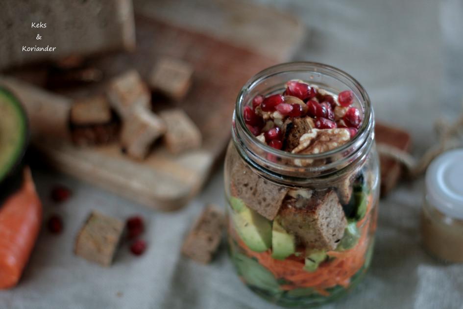 Rezeptbild: Mason Jar Salad: Brotsalat zum Mitnehmen
