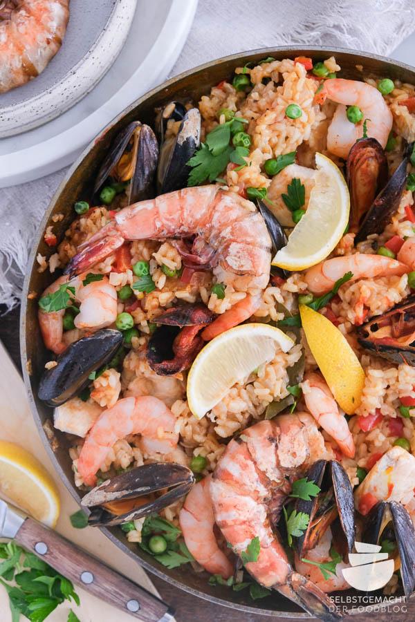 Rezeptbild: Einfache Paella mit Gemüse, Hähnchen und Meeresfrüchten in 35 Minuten