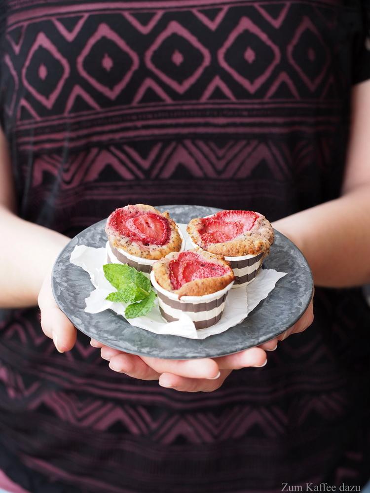Rezeptbild: Mohn-Muffins mit Erdbeeren